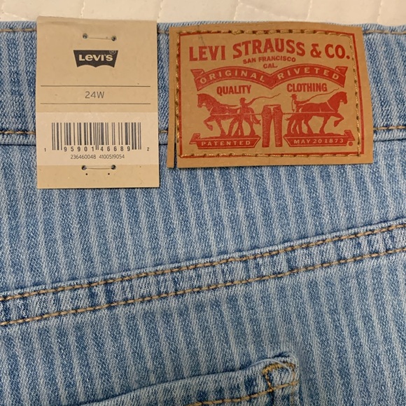 NWT Levi’s Classic Bermuda Denim Shorts, Cuffed Hem, Pin Stripes, Size 24W - Picture 7 of 15